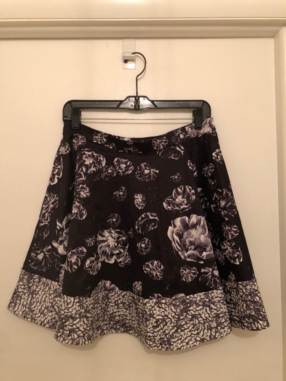 Cute black and white print skirt